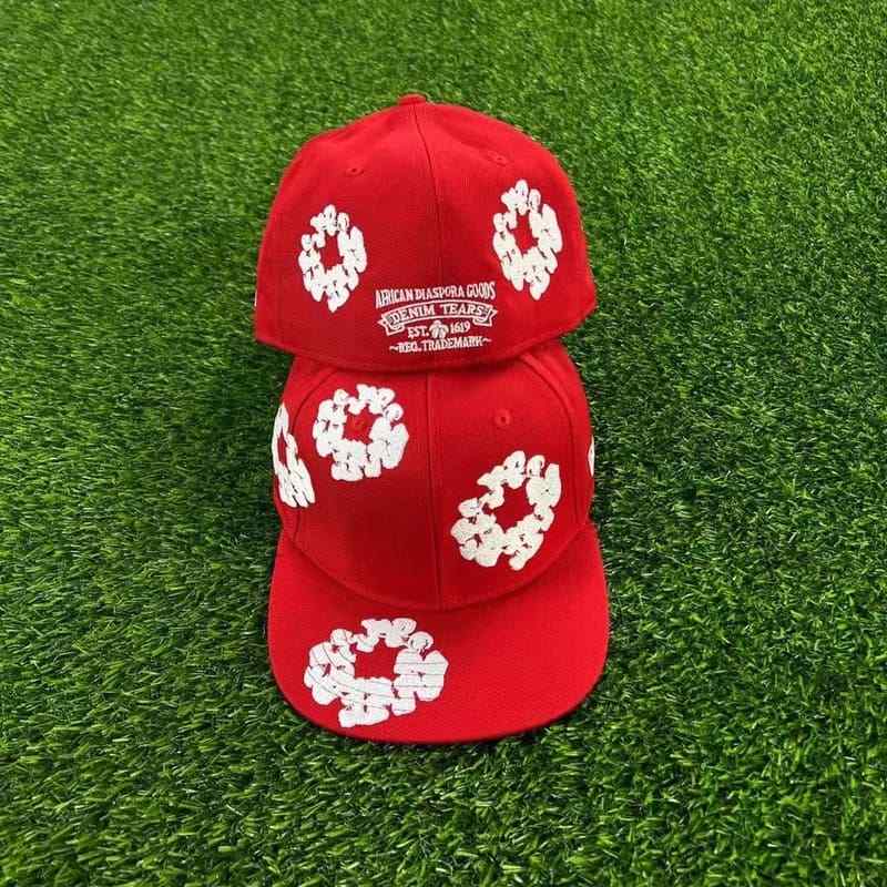 Casquette en denim rouge avec larmes
