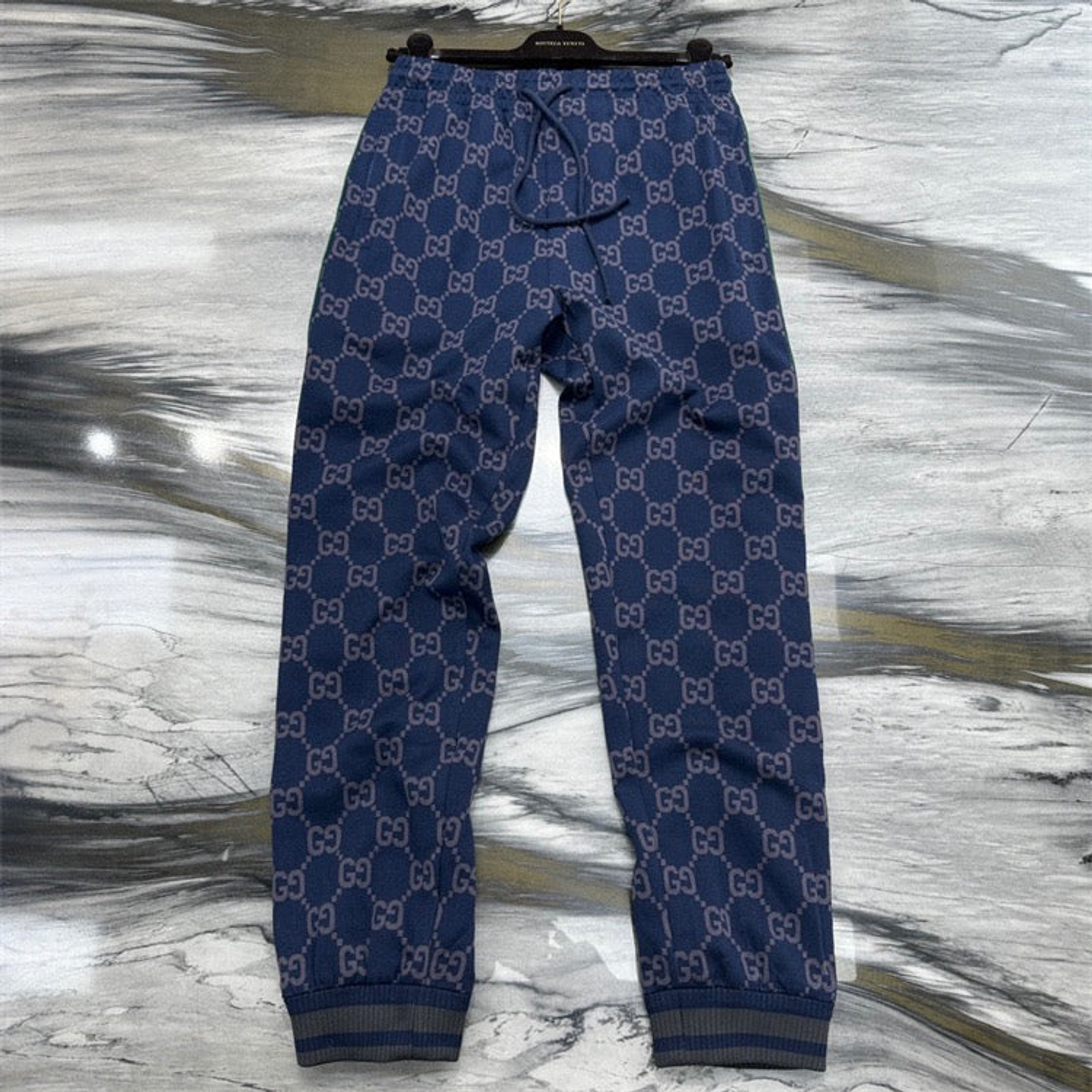 Gucci bleu avec bordure en sangle