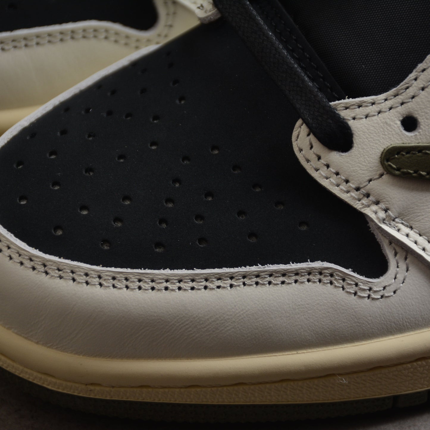 Travis Scott x Air Jordan 1 Low Olives Green - HYPER LIST