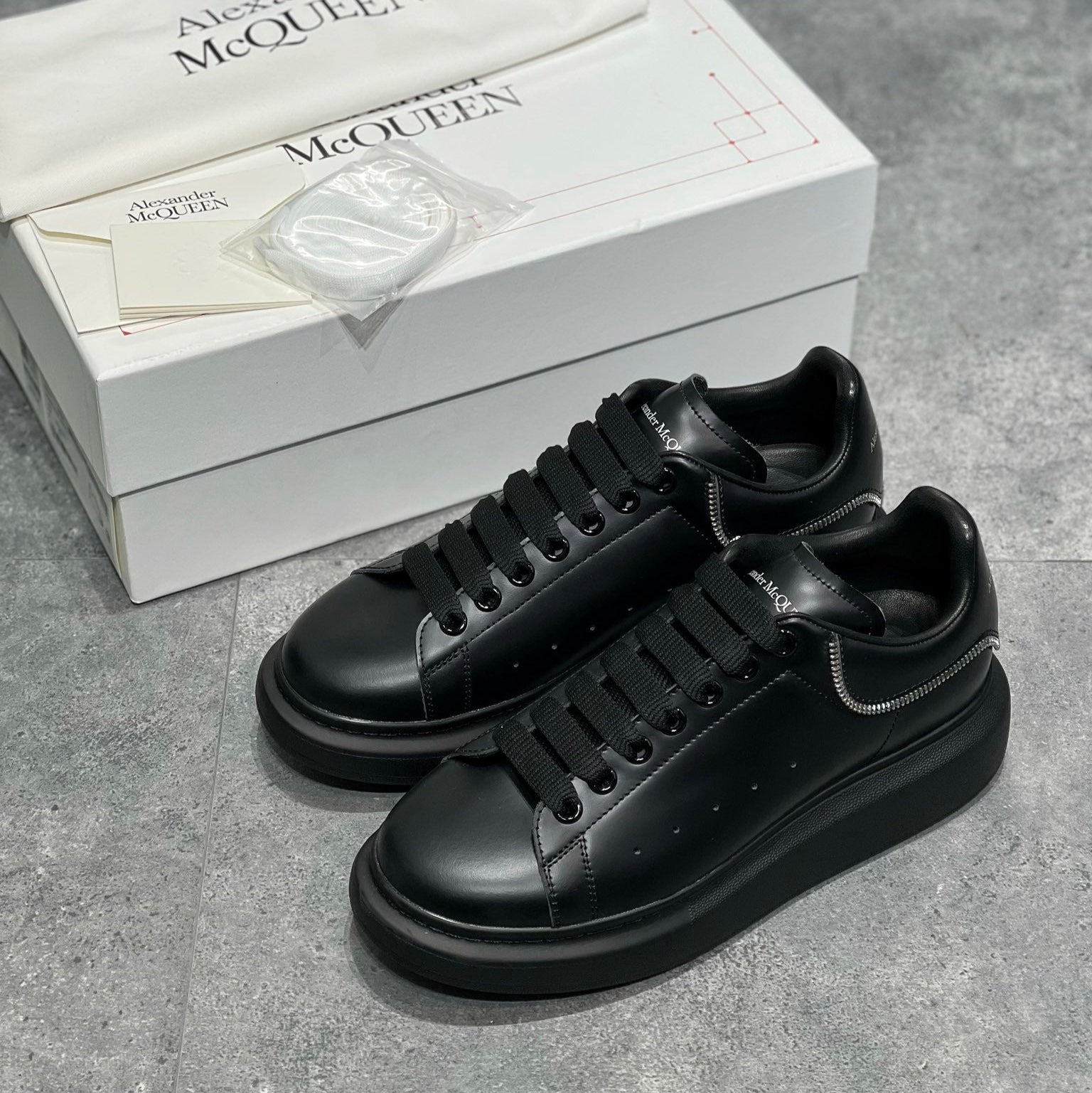 Alexander McQueen Black - HYPER LIST