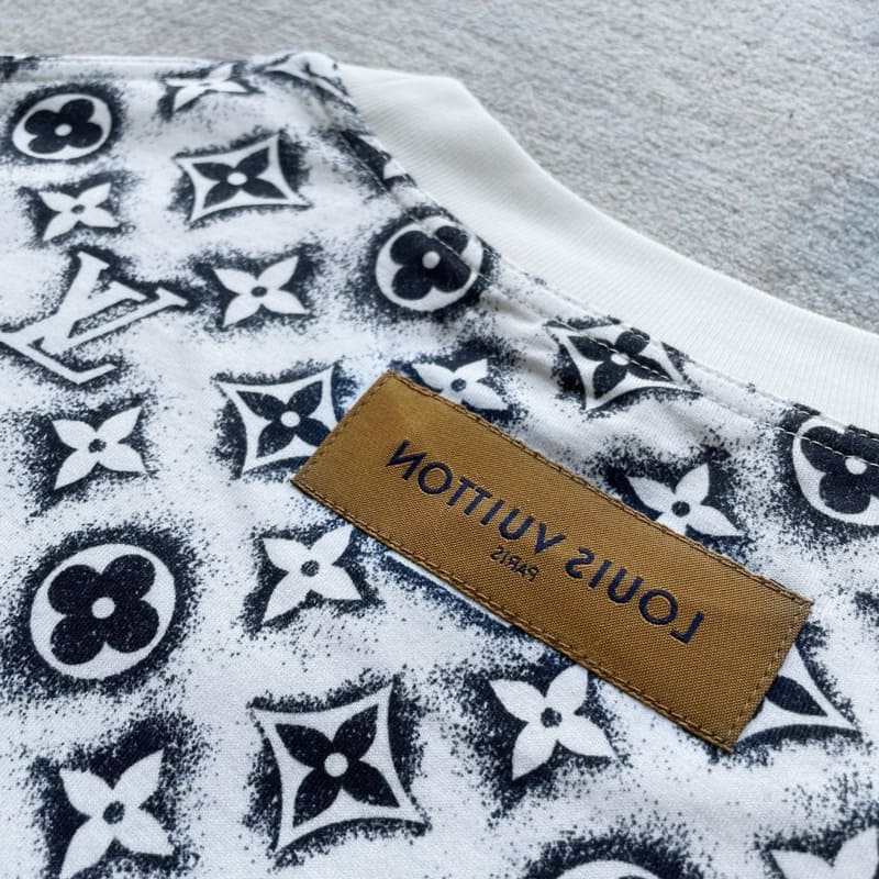 Camiseta Louis Vuitton Monogram White Deep Black - HYPER LIST