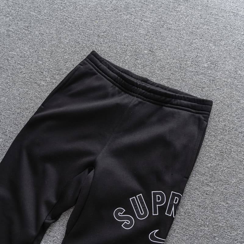 Calça Supreme x Nike Arc - HYPER LIST