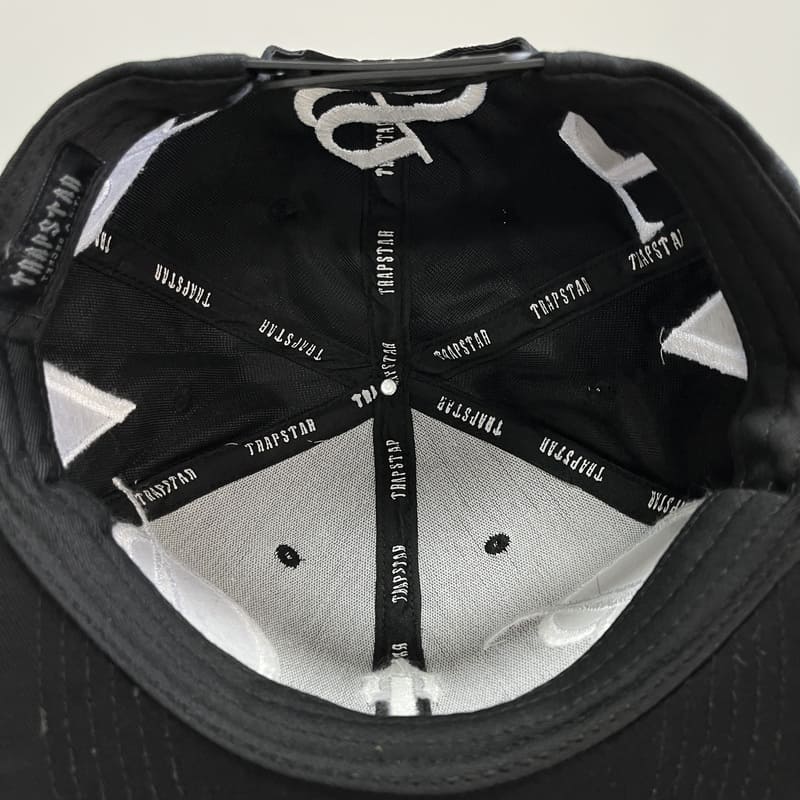 Boné Trapstar Script Fitted - HYPER LIST