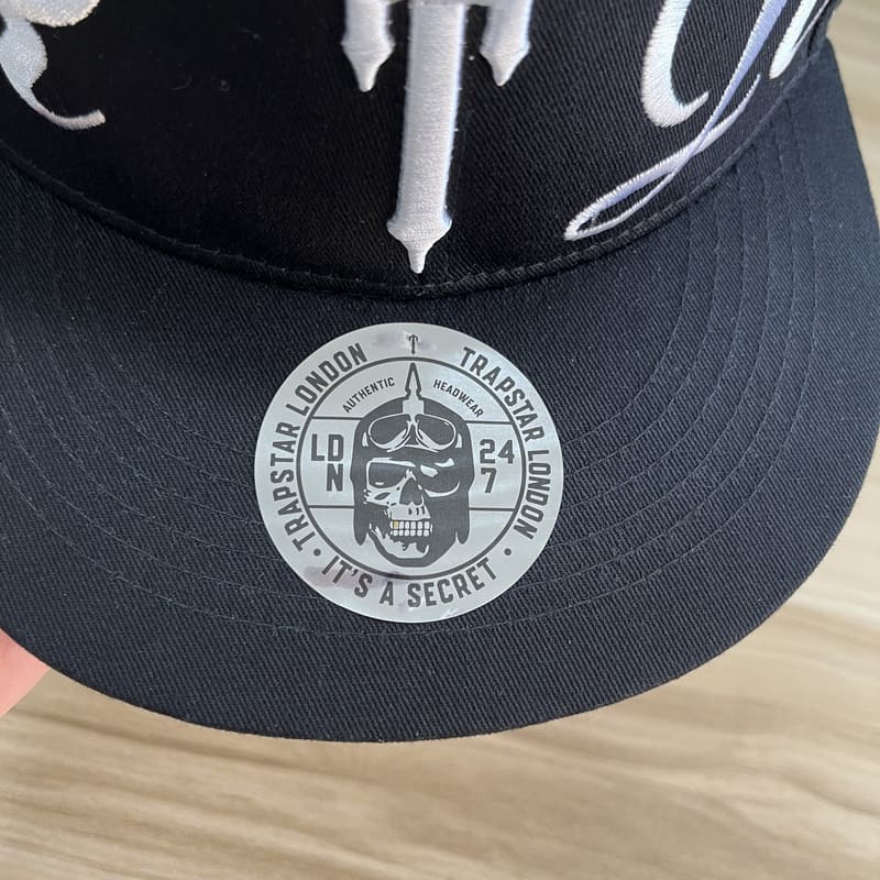 Boné Trapstar Script Fitted - HYPER LIST