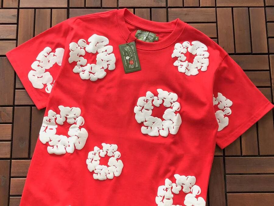 T-shirt rouge en denim déchiré