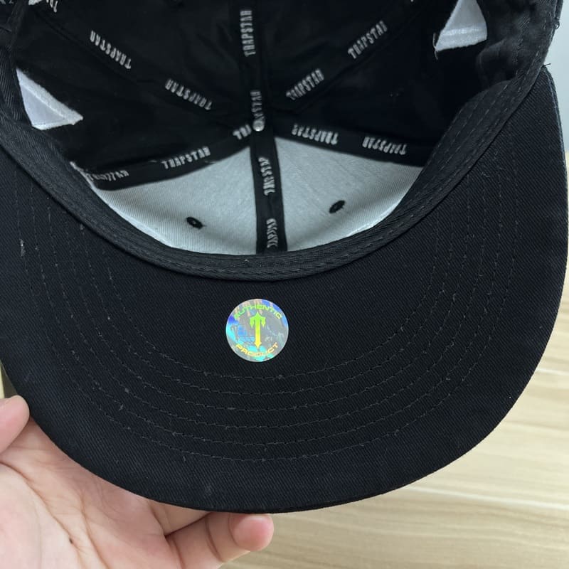 Boné Trapstar Script Fitted - HYPER LIST