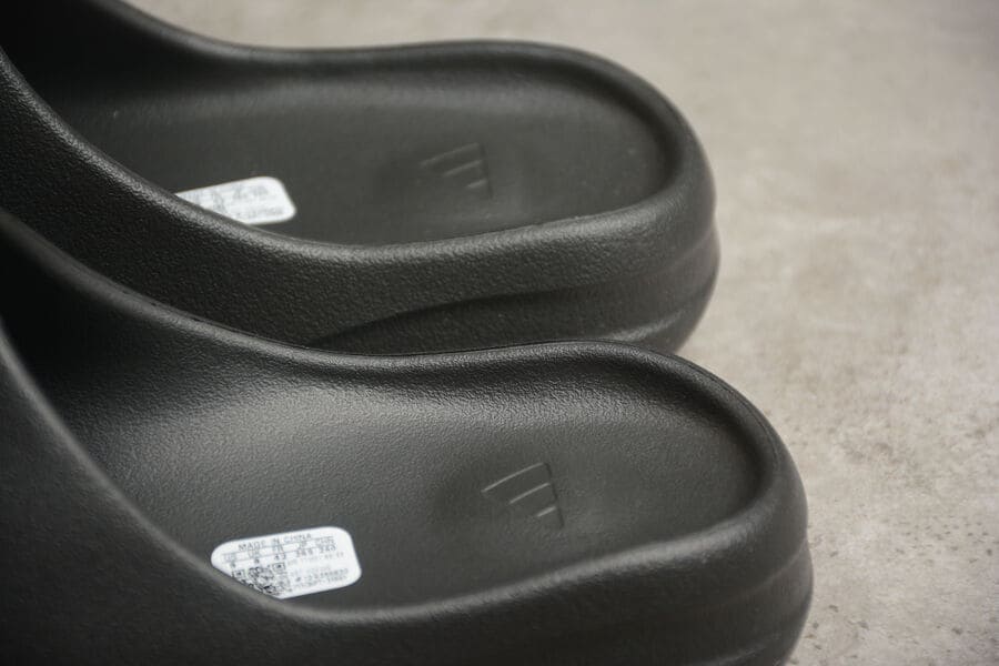 Adidas Yeezy Slide Onyx - HYPER LIST