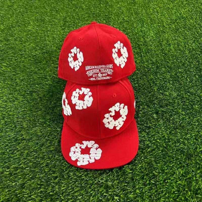 Casquette en denim rouge avec larmes 