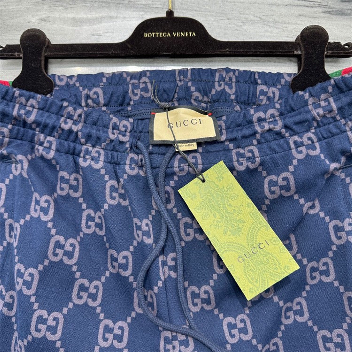 Gucci bleu avec bordure en sangle