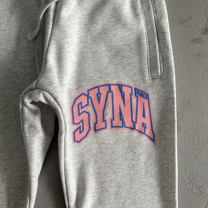 Conjunto Syna World College Logo gray/pink - HYPER LIST