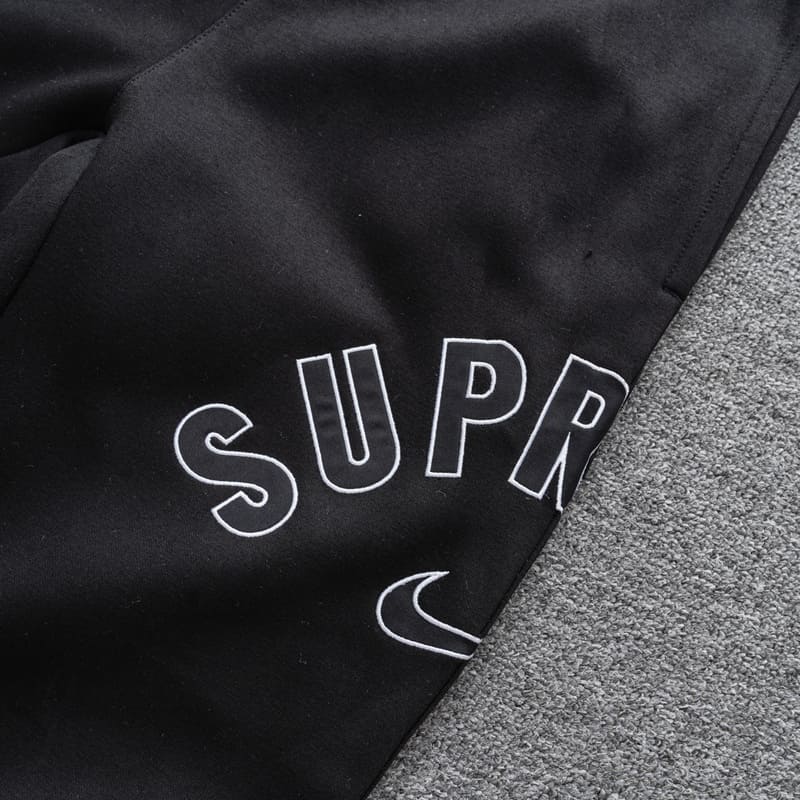 Calça Supreme x Nike Arc - HYPER LIST