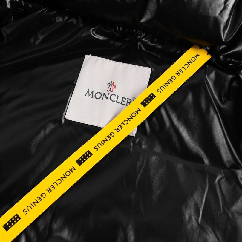 Jacket Puffer Moncler Black with Hood MCL010